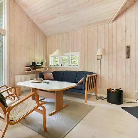 1483-aakirkeby-boesparken-18 בית נופש *